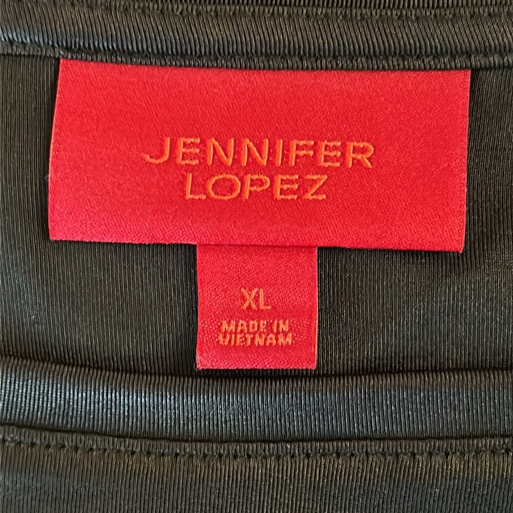 Classic Jennifer Lopez black top with gathered sleeve accent - Picture 4 of 4